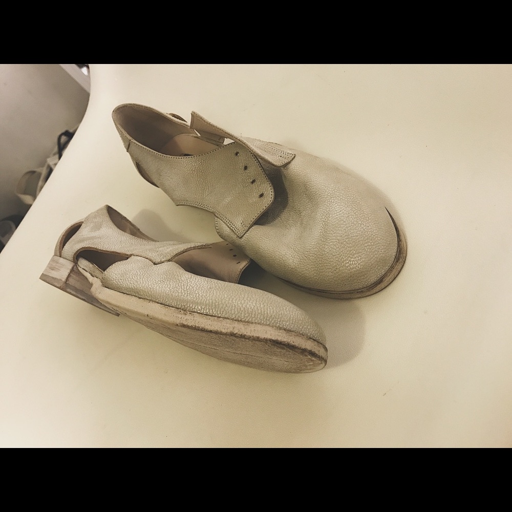Distressed cut-out white genuine leather shoes